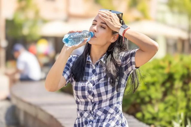 3 nguyên tắc uống nước giúp cơ thể không mất nước ngày nắng nóng